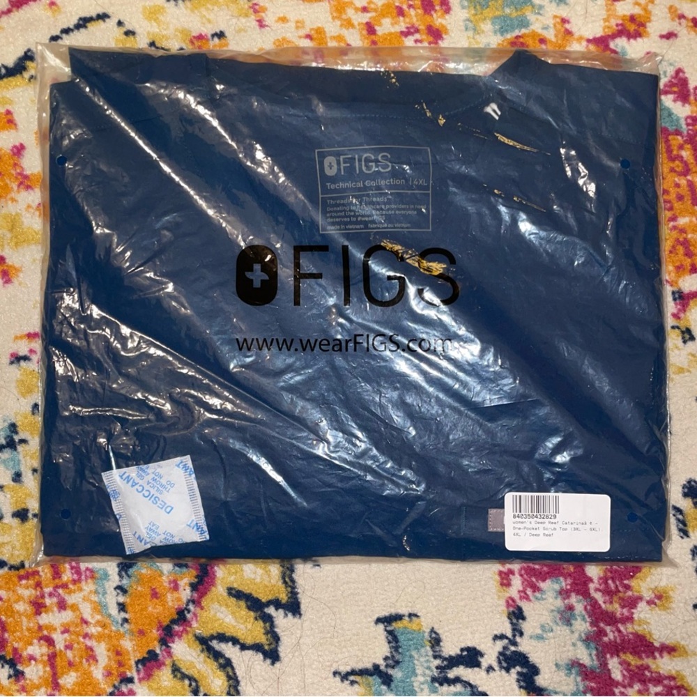 FIGS-One-pocket scrub top in deep reef color 4x
